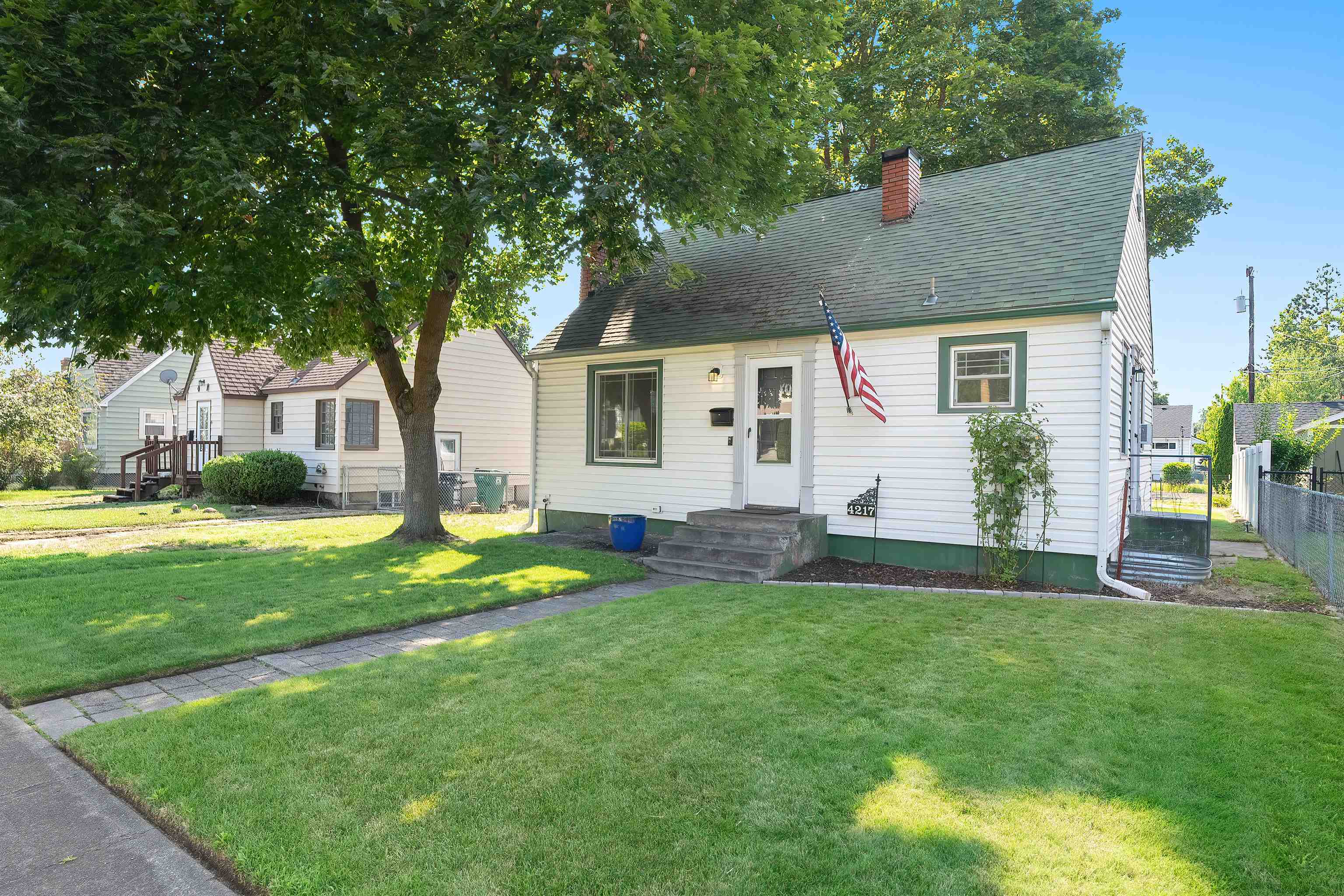 Property Photo: 4217 N Hawthorne St WA 99205