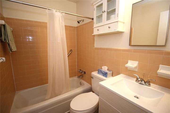 Property Photo: 815 NW 16th Avenue FL 32601