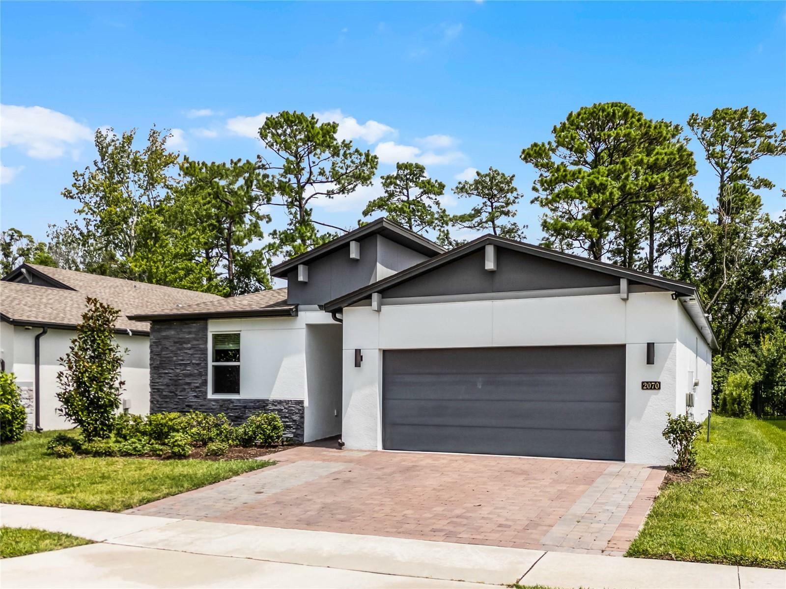 Property Photo: 2070 Laurelwood Way FL 32792