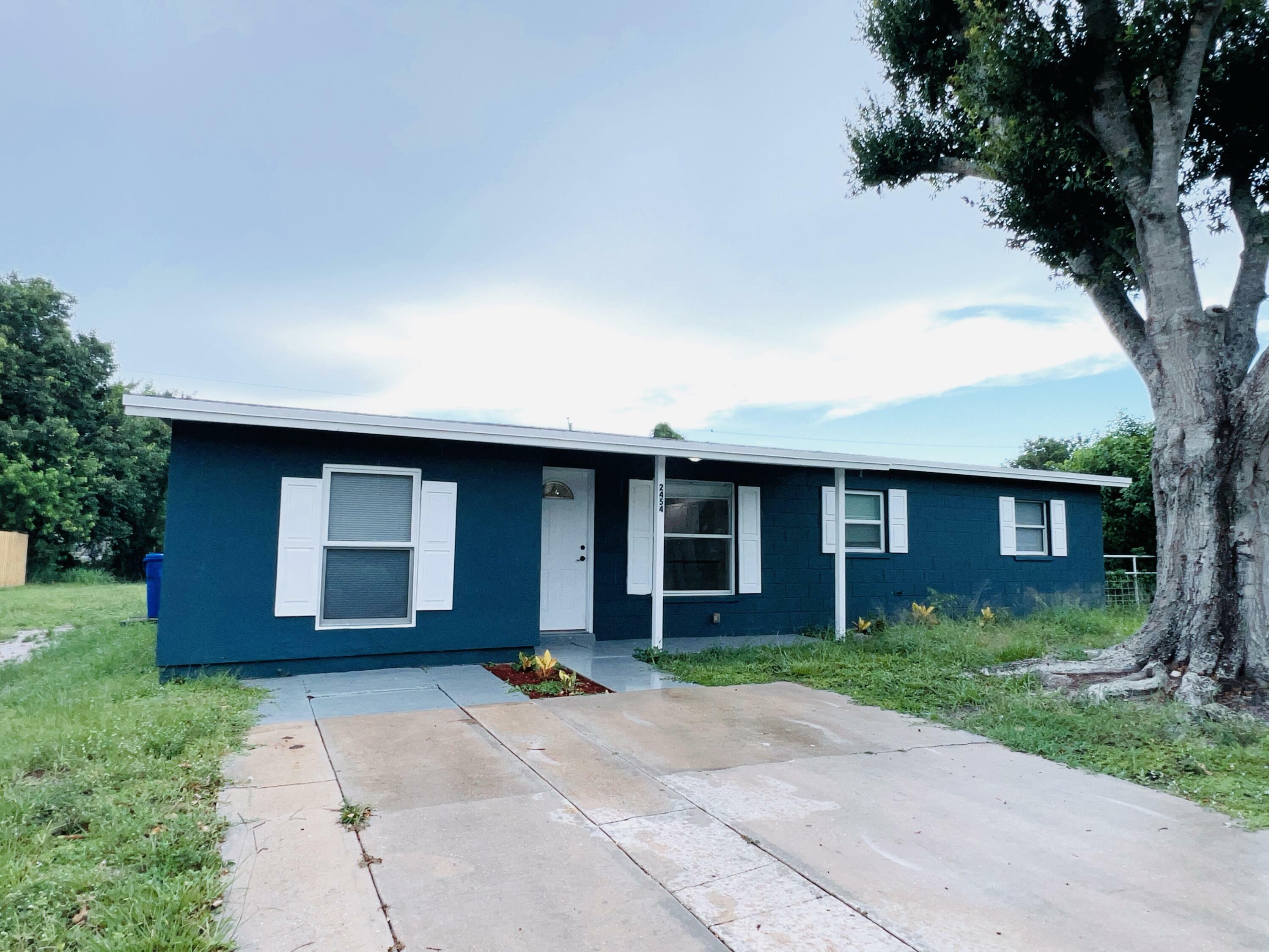 Property Photo:  2454 3rd Street SW  FL 32962 