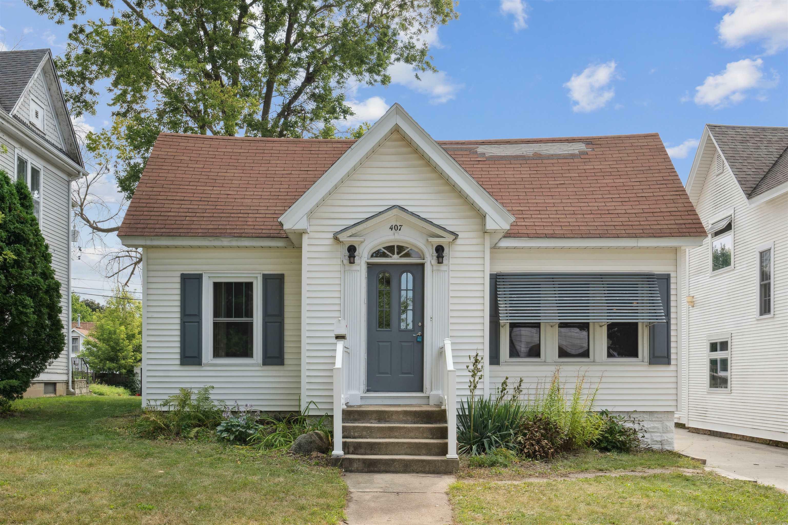 Property Photo:  407 1st Ave NE  IA 50662 