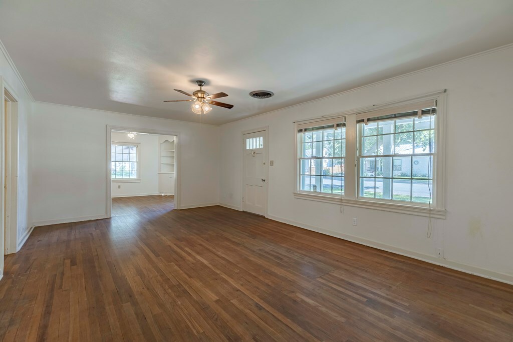 Property Photo:  211 Centre St  TX 78624 