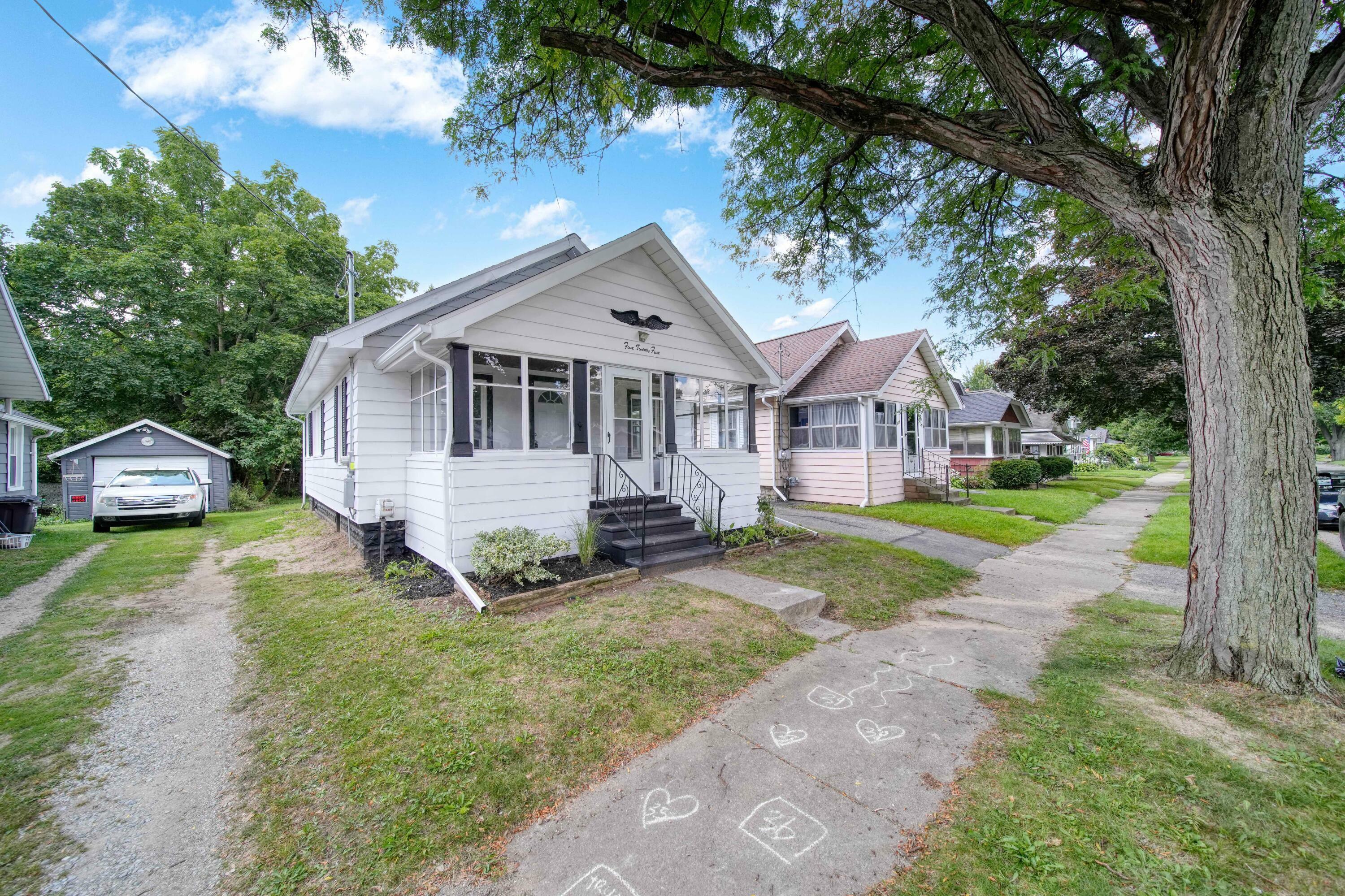 Property Photo:  525 Saint Clair Avenue  MI 49202 