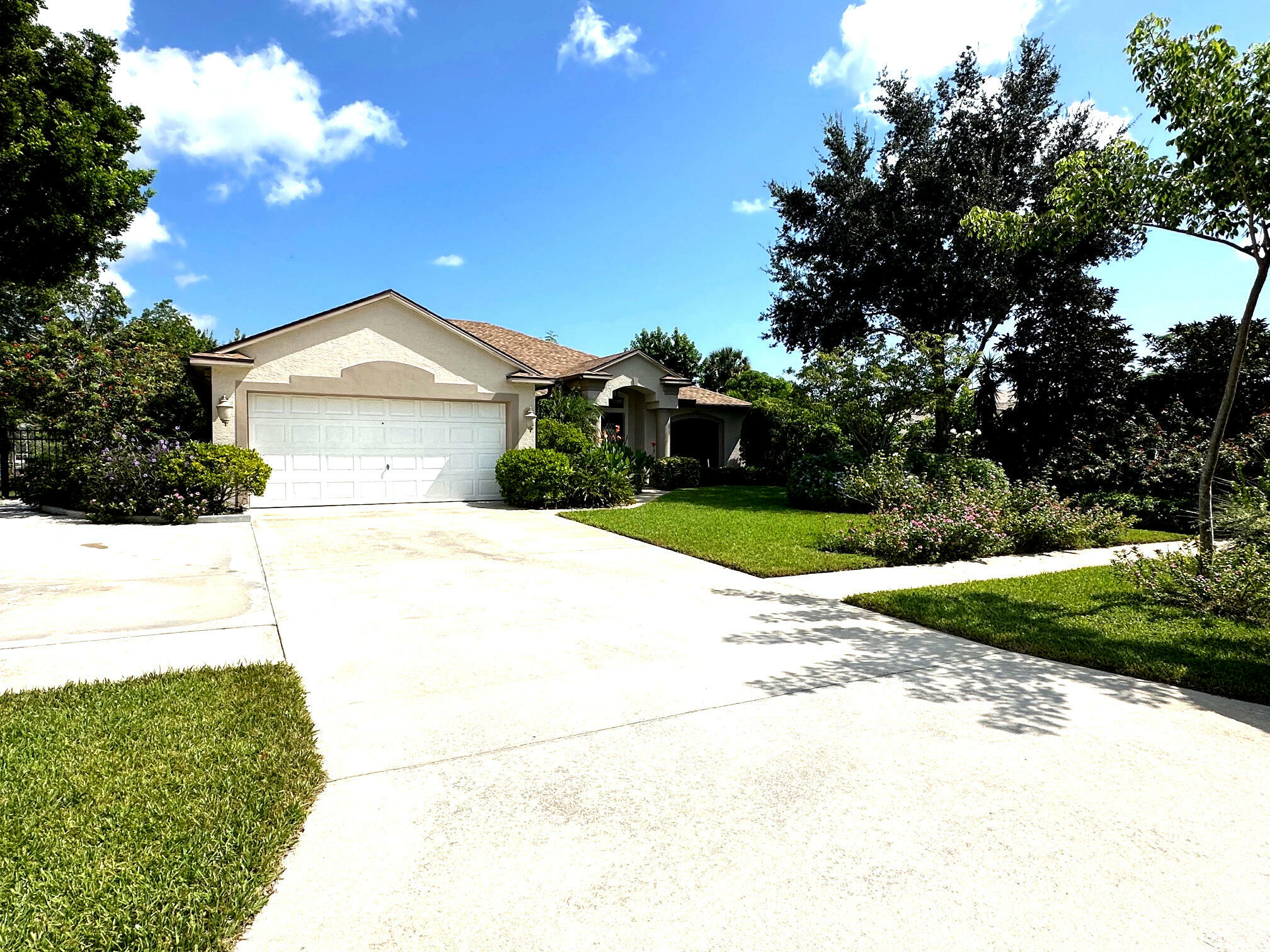 Property Photo:  422 NE Camelot Drive  FL 34983 