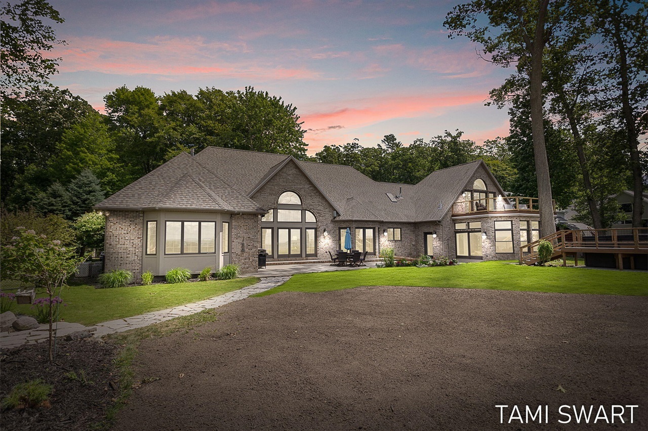 Property Photo:  