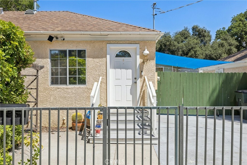 Property Photo:  87 E Montana Street  CA 91103 