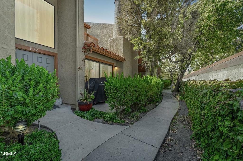 Property Photo:  572 Rosewood Avenue  CA 93010 