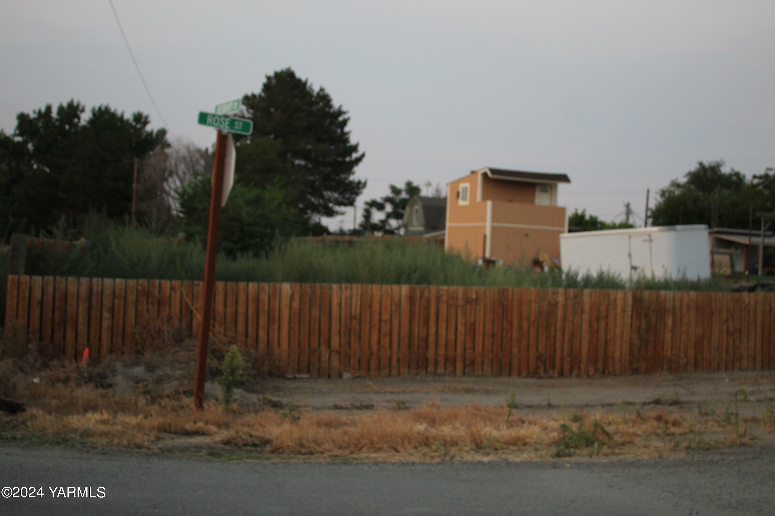 Property Photo:  418 Rose St .30  WA 98935 