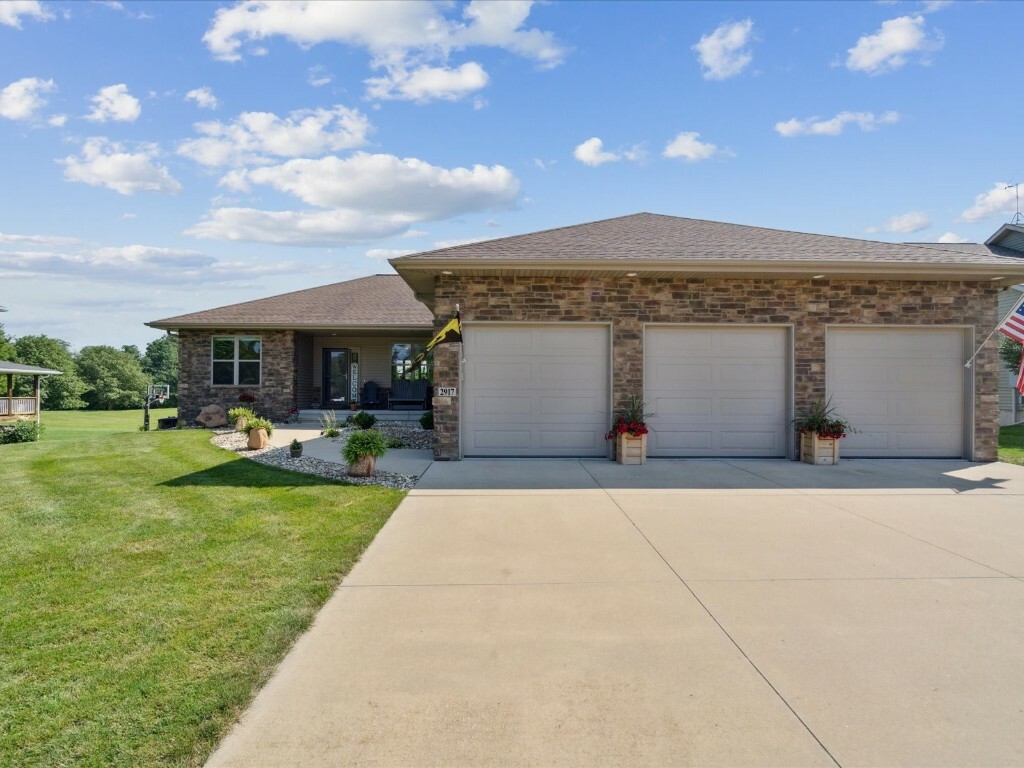 Property Photo:  2917 Wyatt Drive NE  IA 52317 