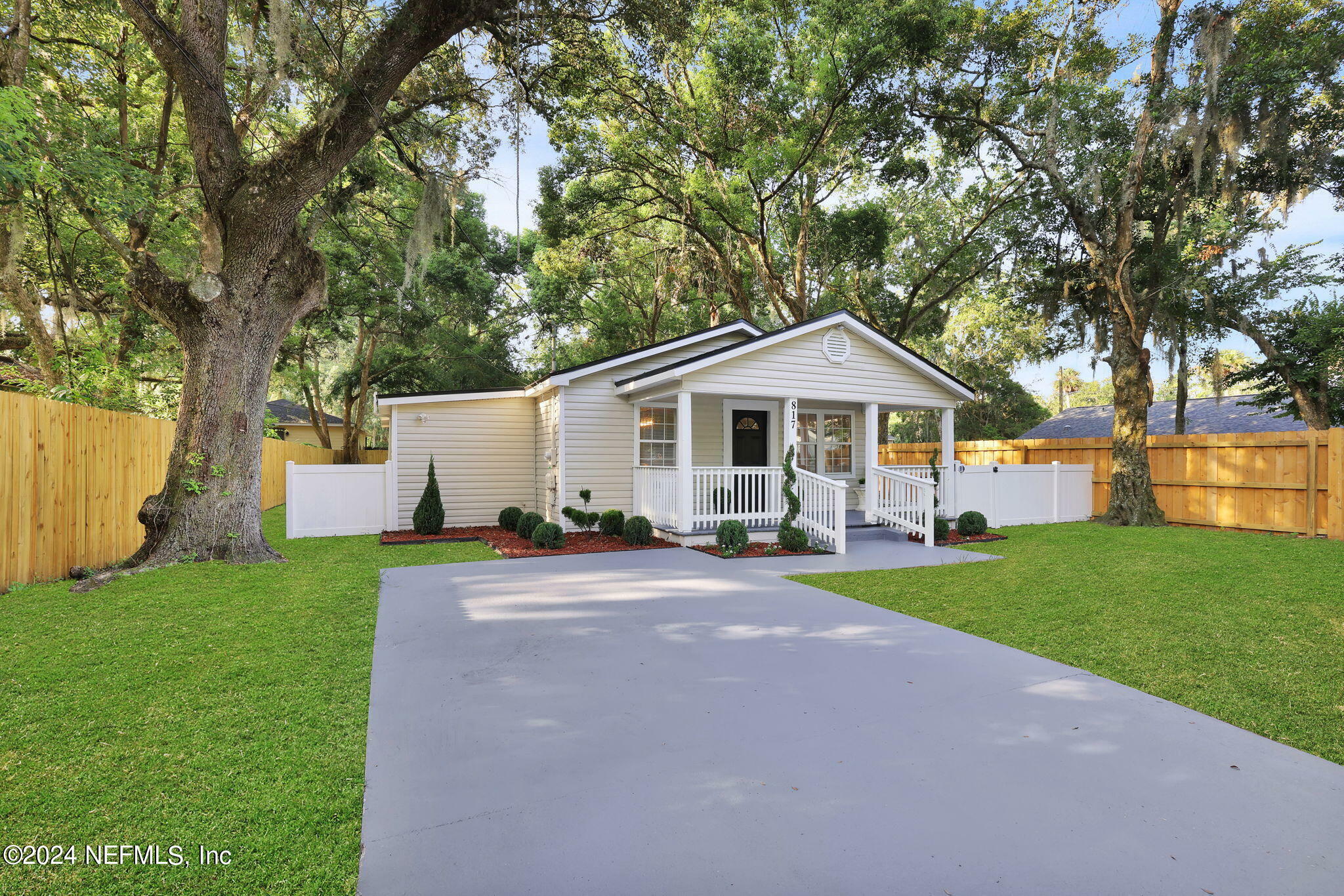 Property Photo:  817 Bay Street  FL 32043 