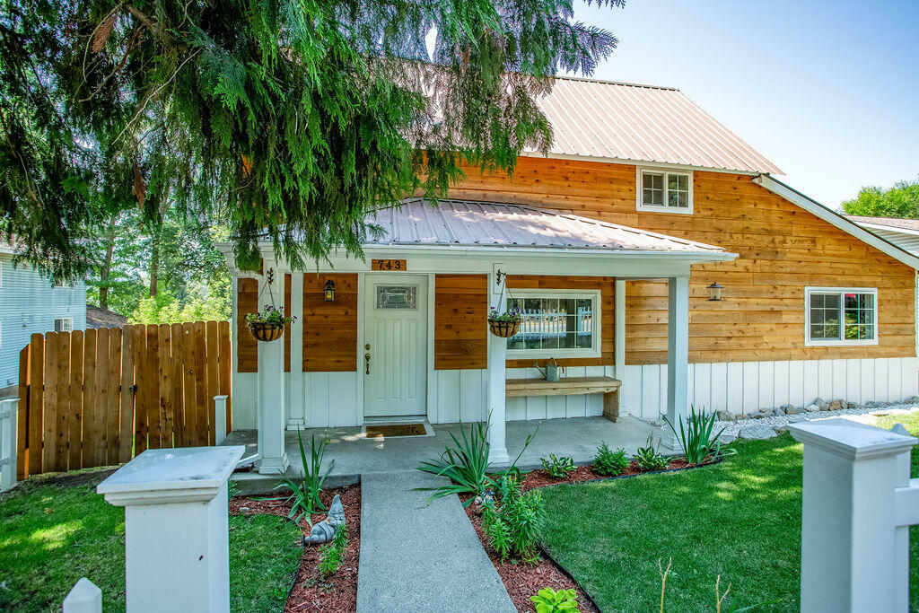 Property Photo:  743 N Elm St  WA 99114 