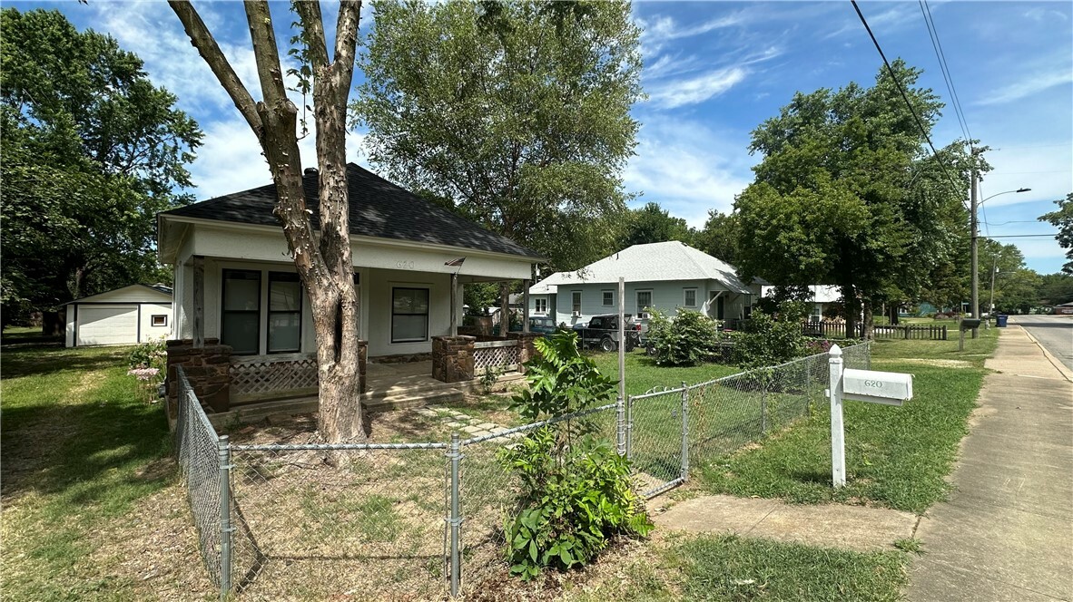 Property Photo:  620 S Washington Street  AR 72761 