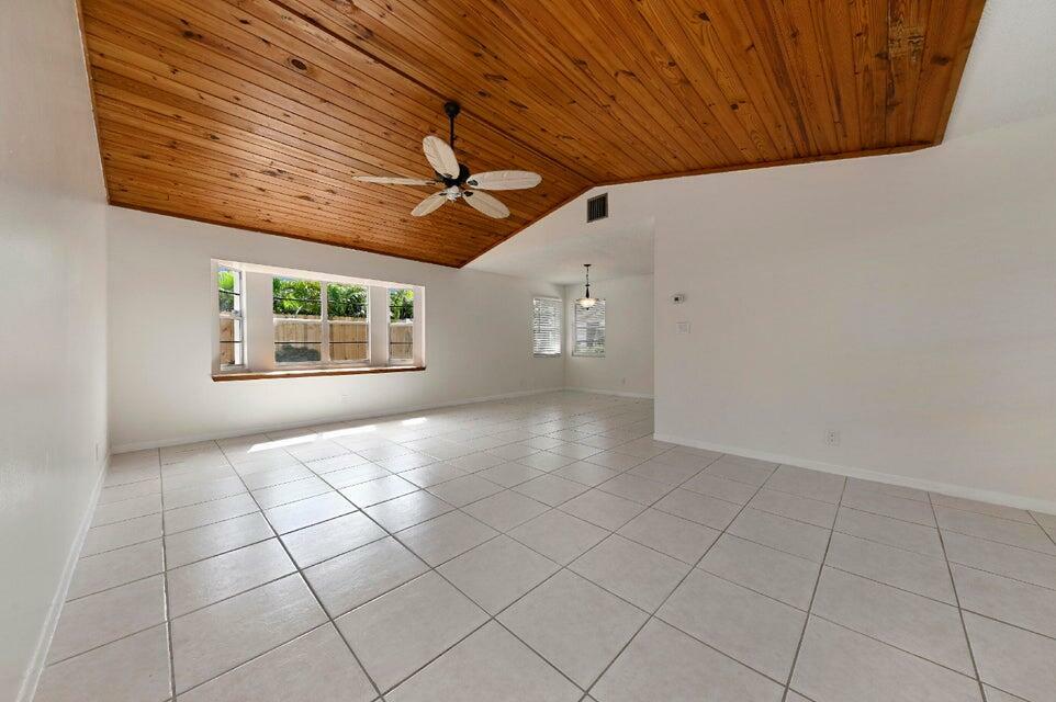 Property Photo:  900 NE 8th Avenue  FL 33483 