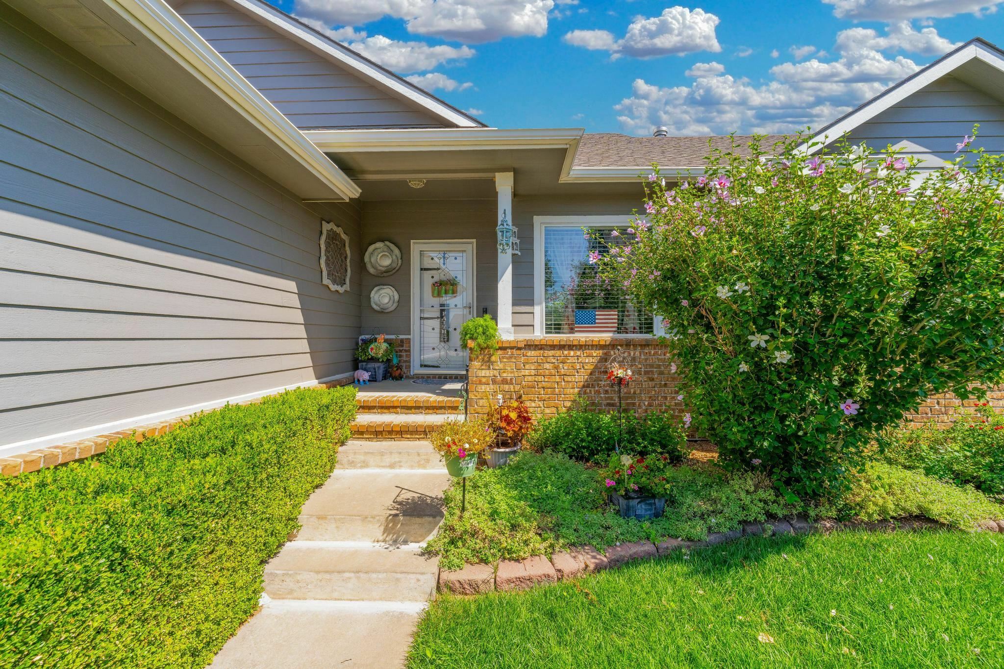 Property Photo:  2408 E Kite St  KS 67219 