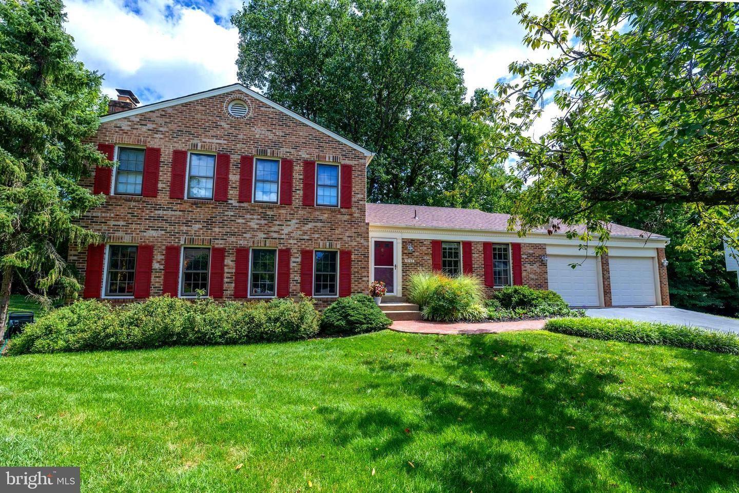 Property Photo: 9752 Hatmark Court VA 22181