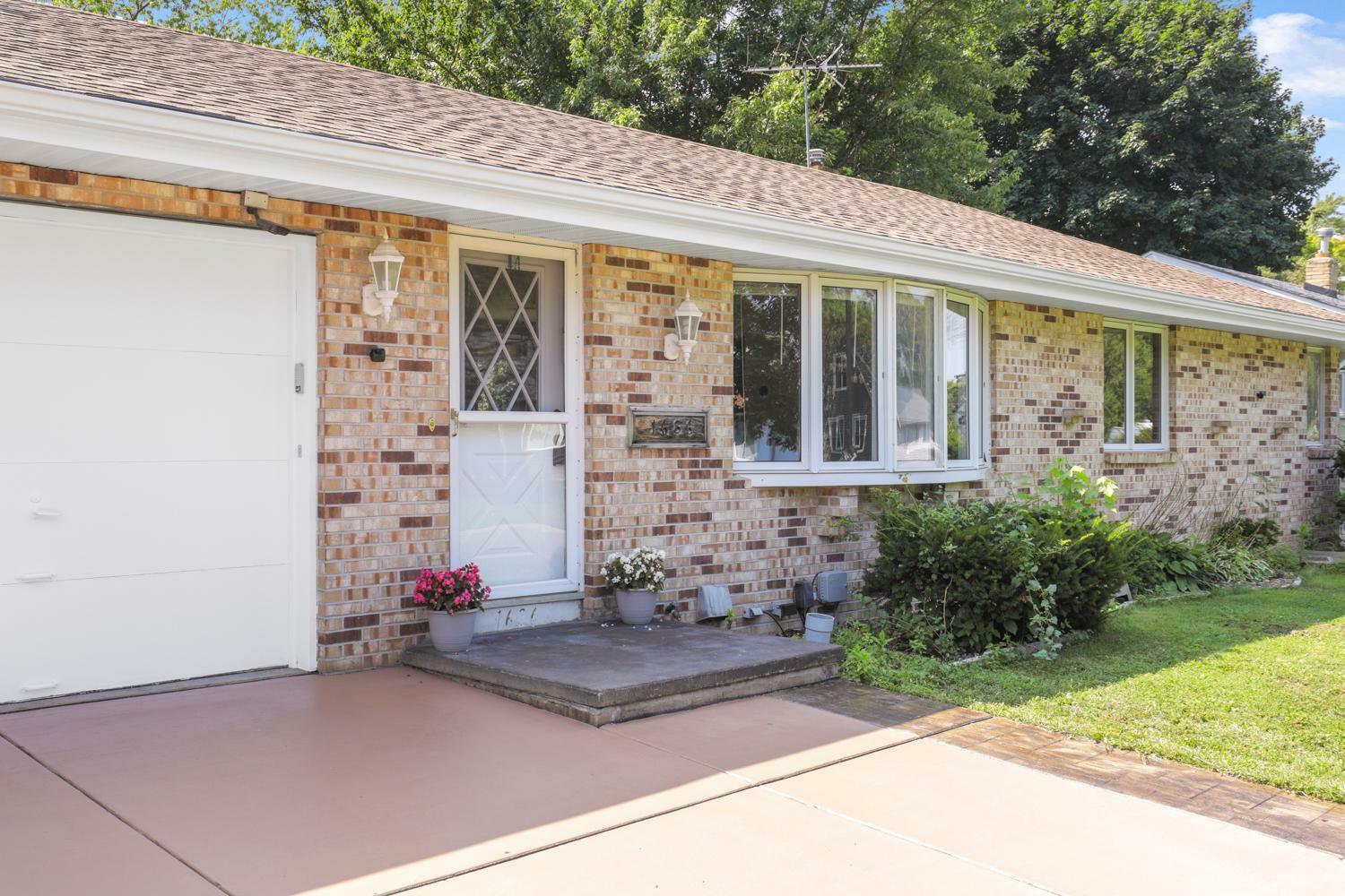 Property Photo:  1686 Rosewood Avenue S  MN 55109 