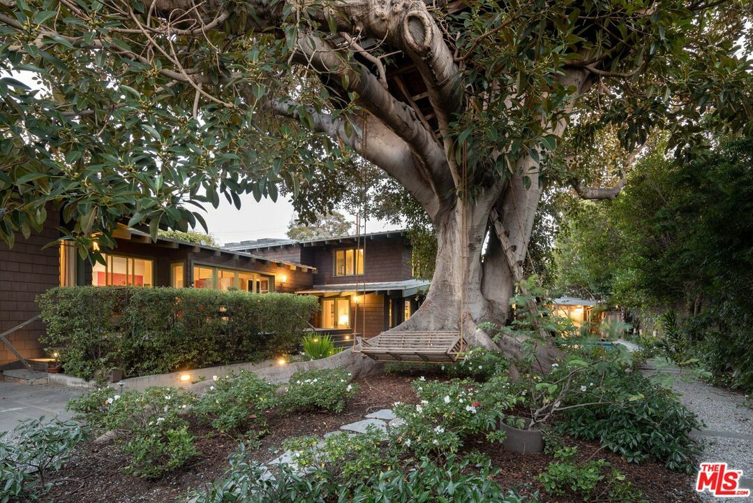 Property Photo: 222 Palisades Ave CA 90402