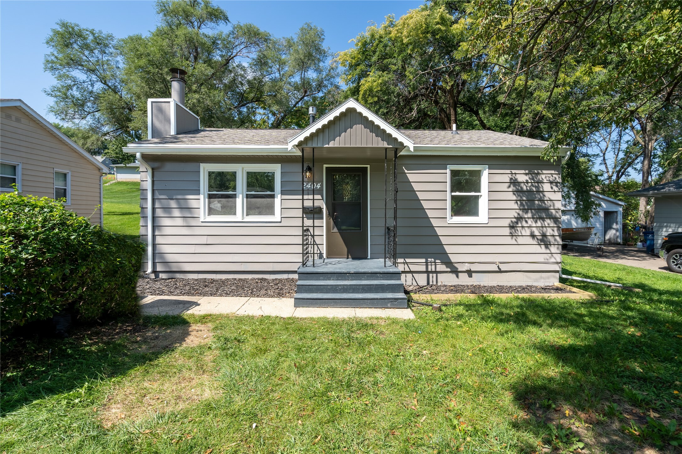 Property Photo:  2404 SE 6th Street  IA 50315 