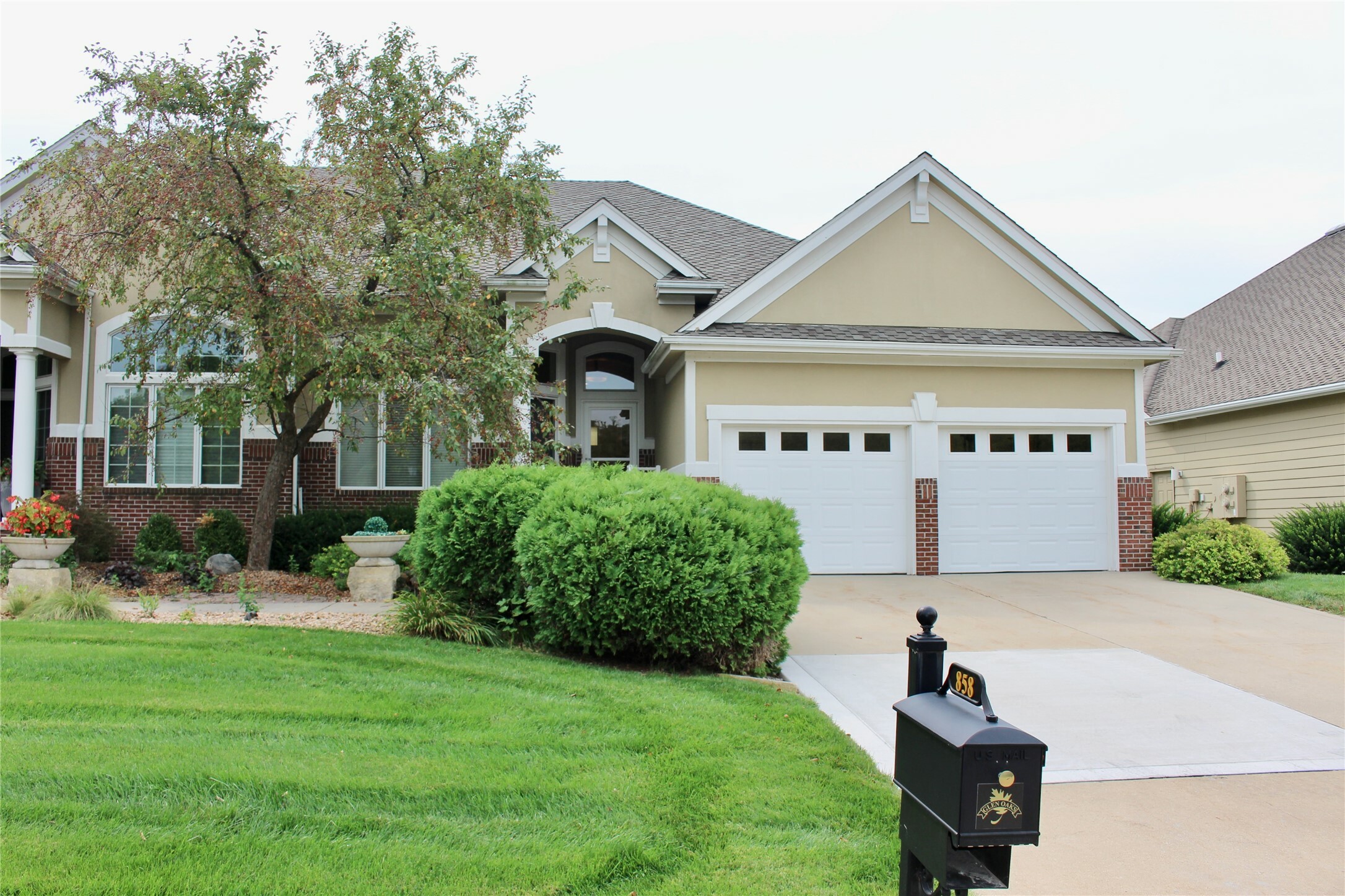 Property Photo:  858 Burr Oaks Drive  IA 50266 