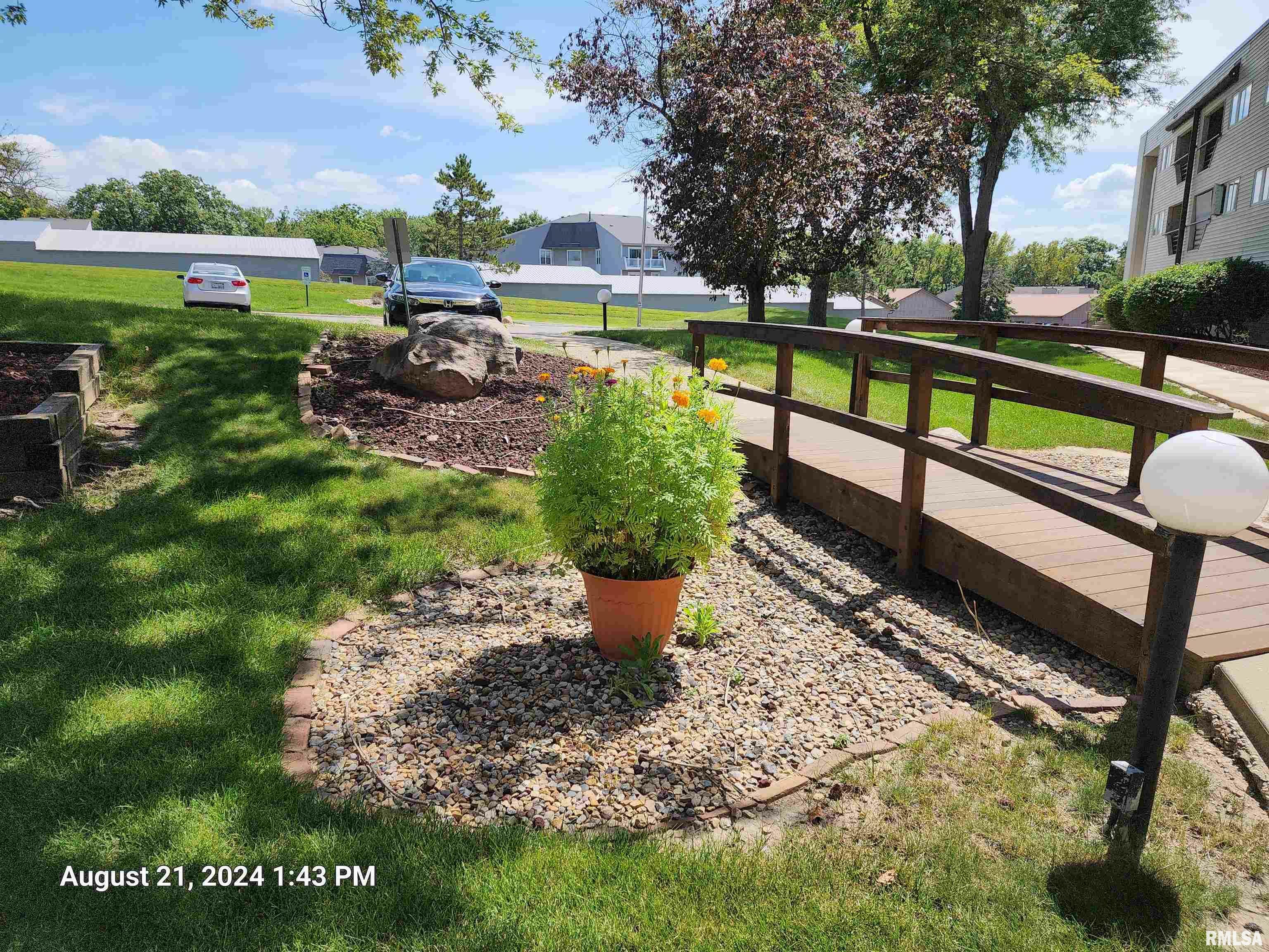 Property Photo:  2701 W Willowlake Drive 69  IL 61614 