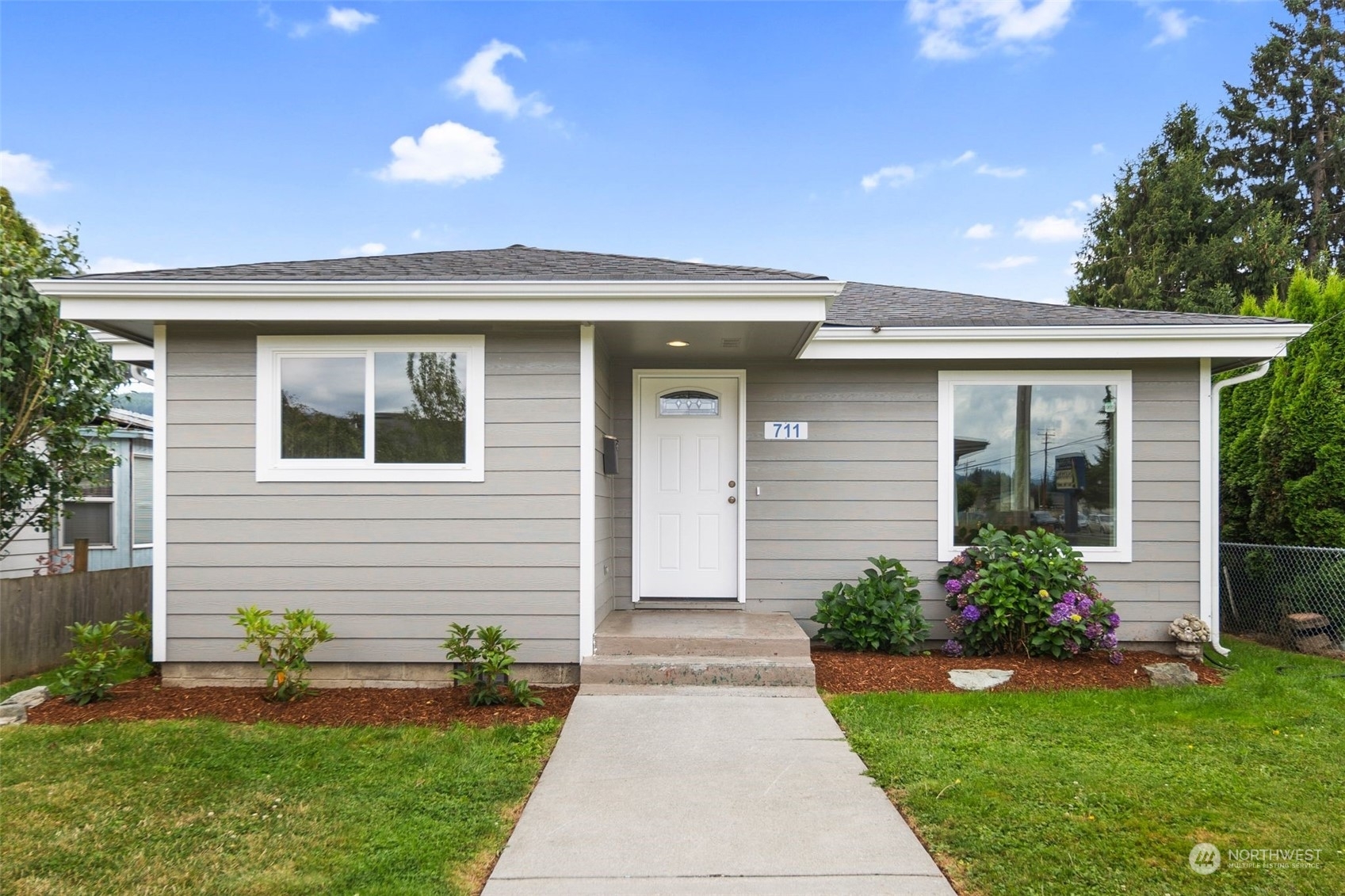 Property Photo:  711 Bennett Street  WA 98284 