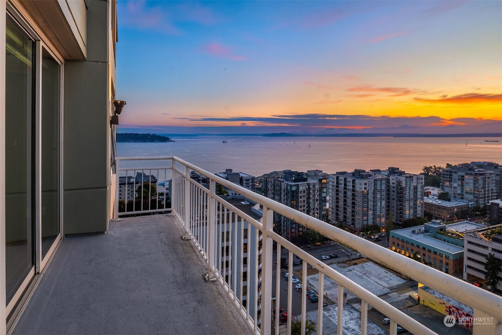 Property Photo:  2600  2nd Avenue 2401  WA 98121 