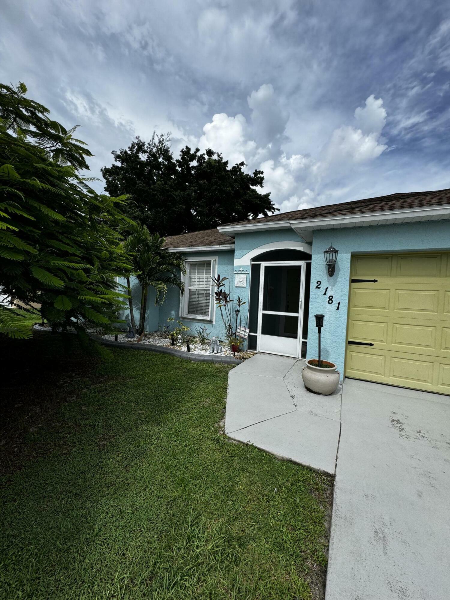 Property Photo:  2181 SW Larchmont Lane  FL 34984 