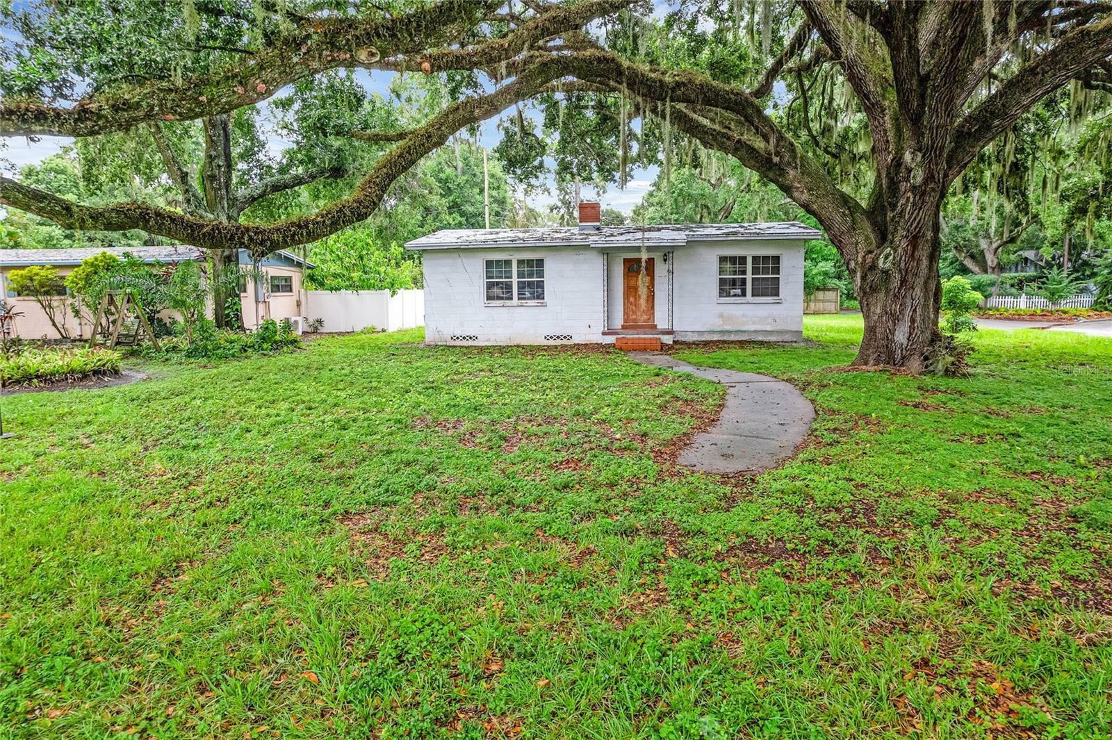 Property Photo:  200 E Newell Street  FL 34787 