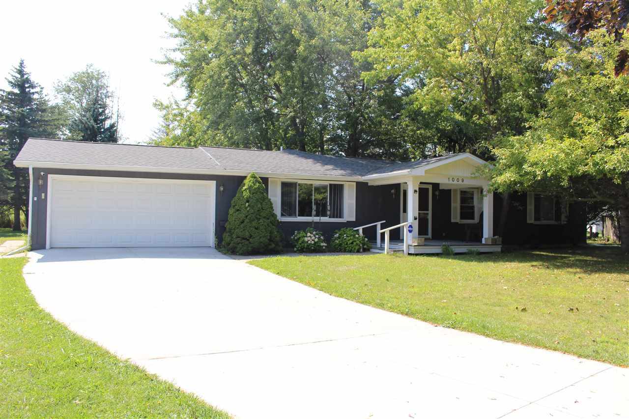 Property Photo:  1009 St. James Place  MI 49720 