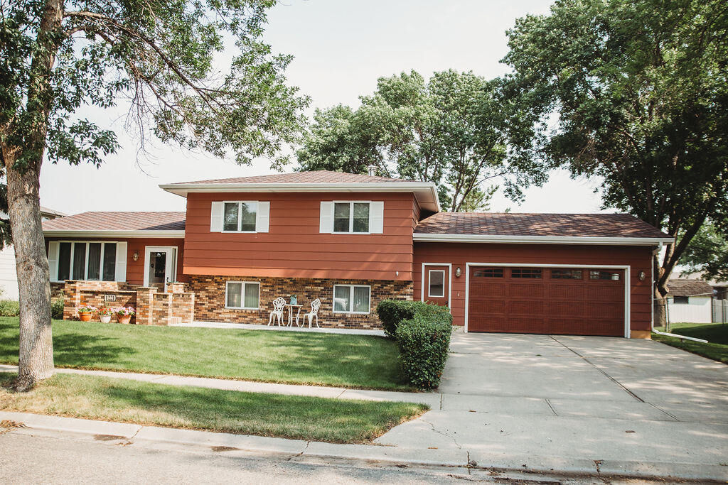 Property Photo: 1221 Norwood Drive SD 57401