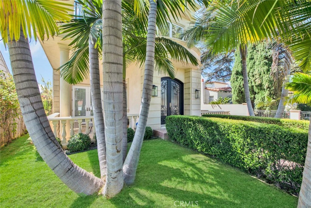 Property Photo:  123 N Doheny Drive  CA 90211 