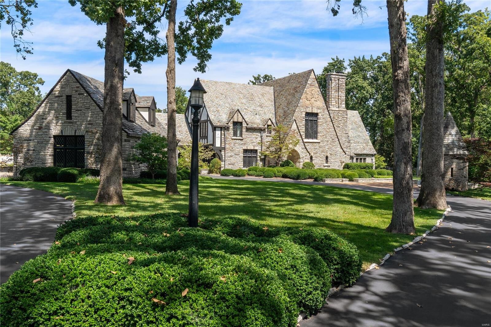 Property Photo: 4 Fair Oaks Drive MO 63124