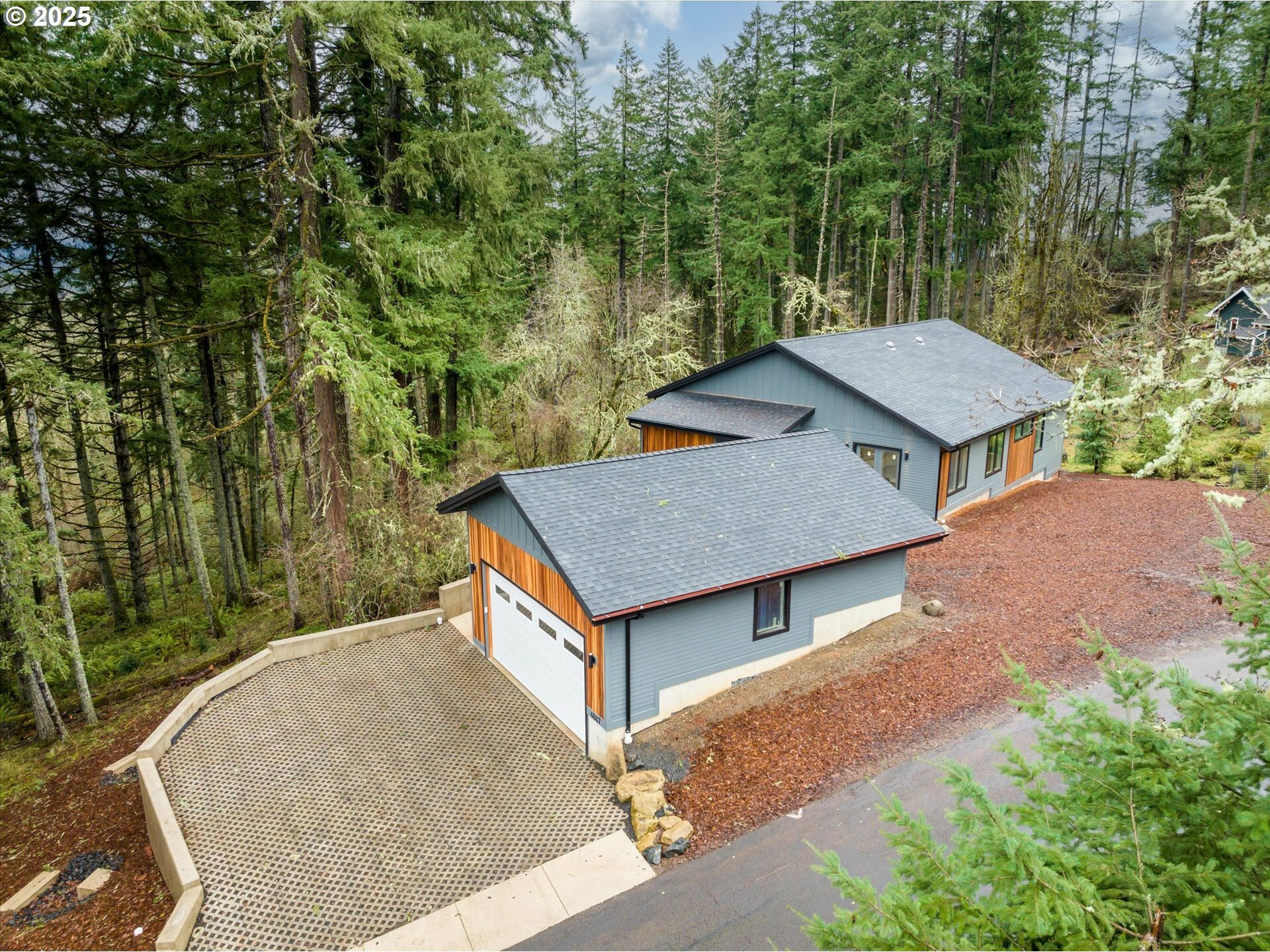 Property Photo: 4047 Southpointe Dr OR 97405