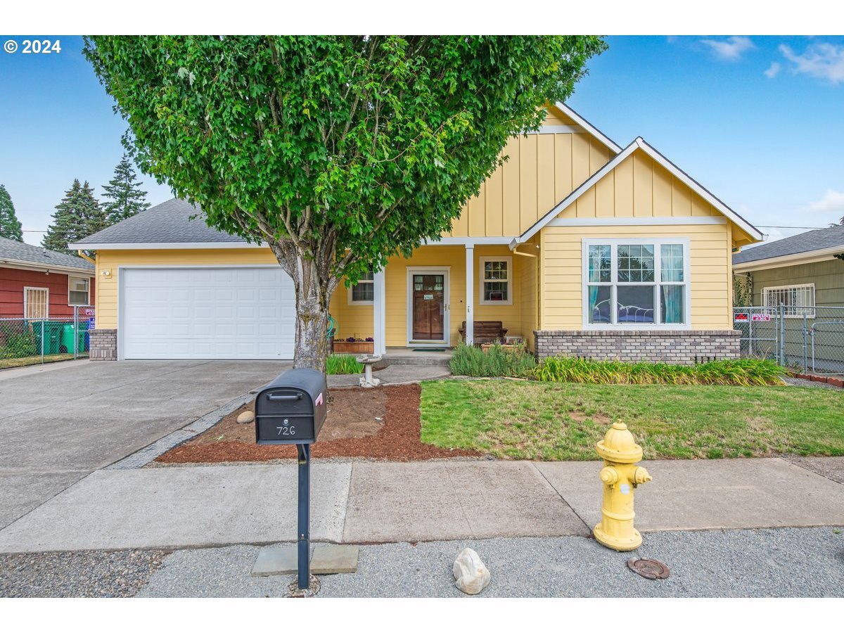 Property Photo: 726 SE 166th Pl OR 97233