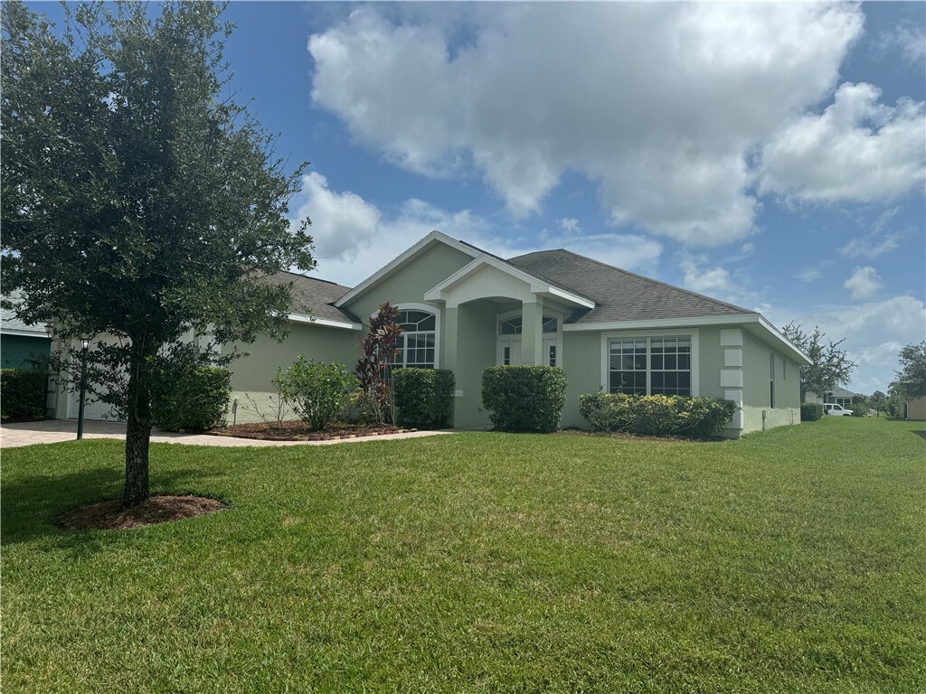 Property Photo:  520 N Valencia Circle SW  FL 32968 