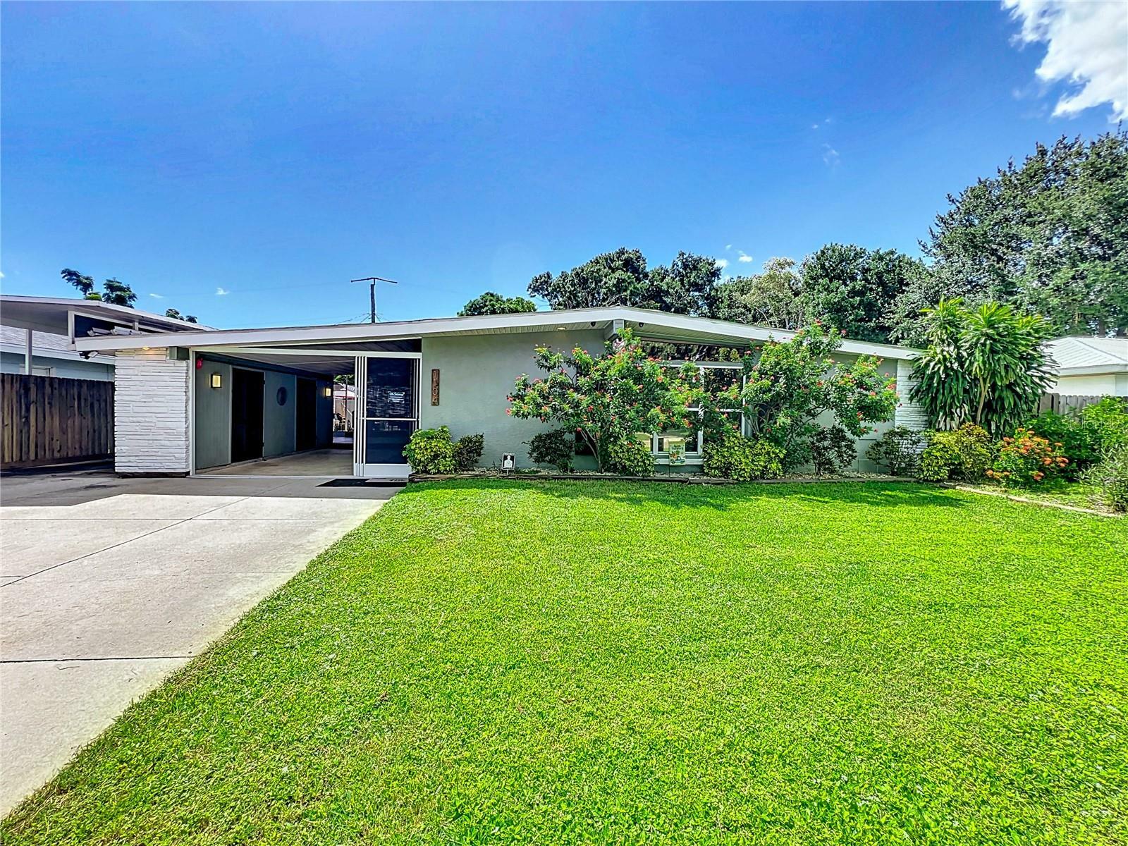 Property Photo:  1104 Harvard Avenue  FL 34207 