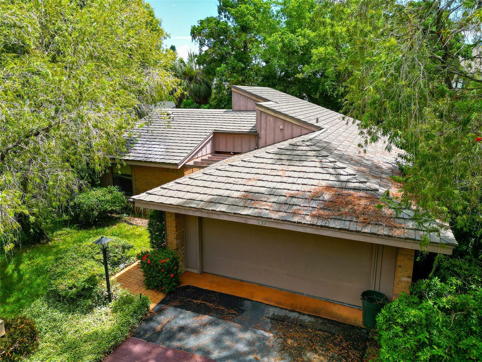 Property Photo:  1305 Water Oak Way N  FL 34209 