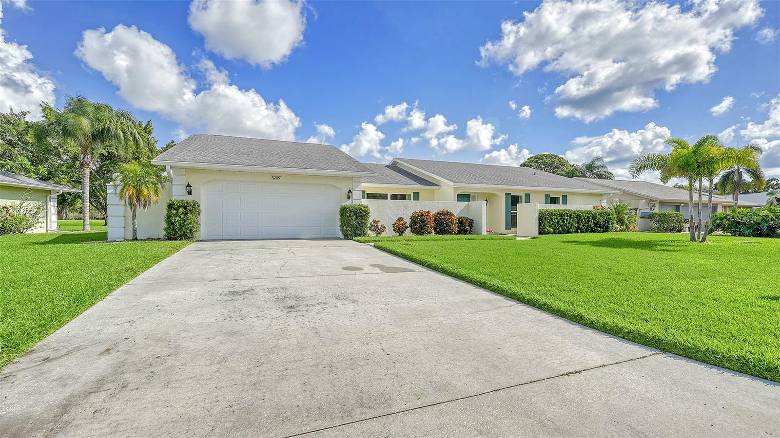 Property Photo:  5209 Palm Aire Drive  FL 34243 