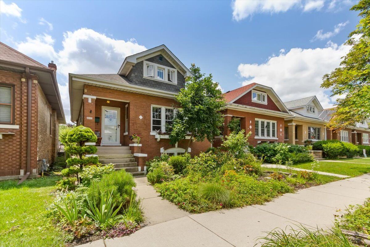 Property Photo: 5505 W Henderson Street IL 60641