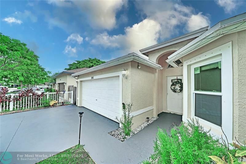 Property Photo:  2911 NW 9th Pl  FL 33311 