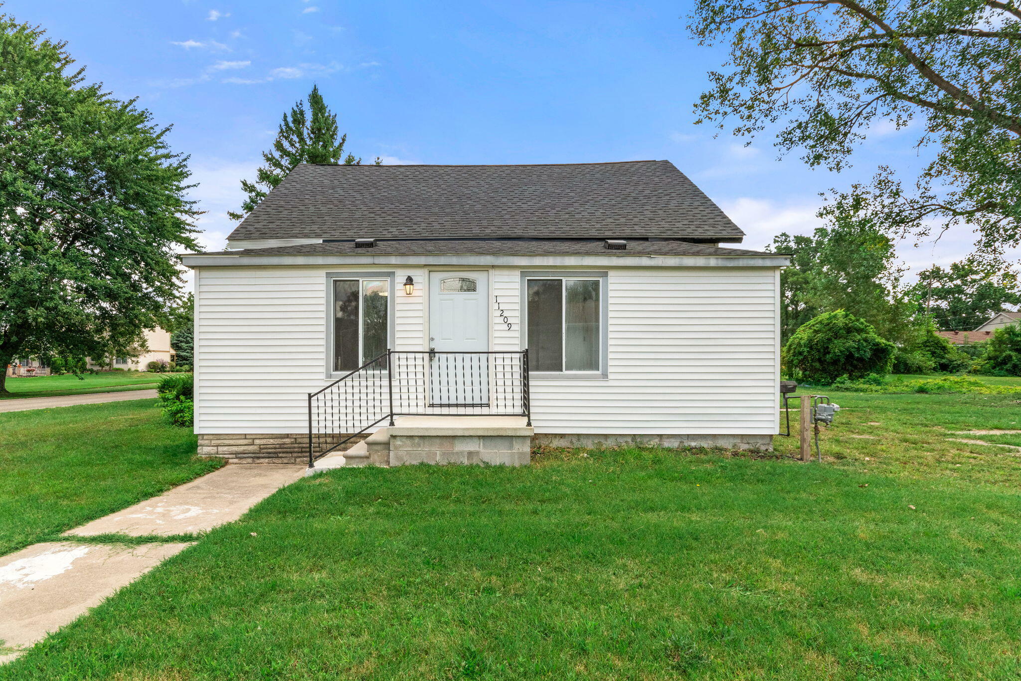 Property Photo:  11209 Whitehorn Street  MI 48174 