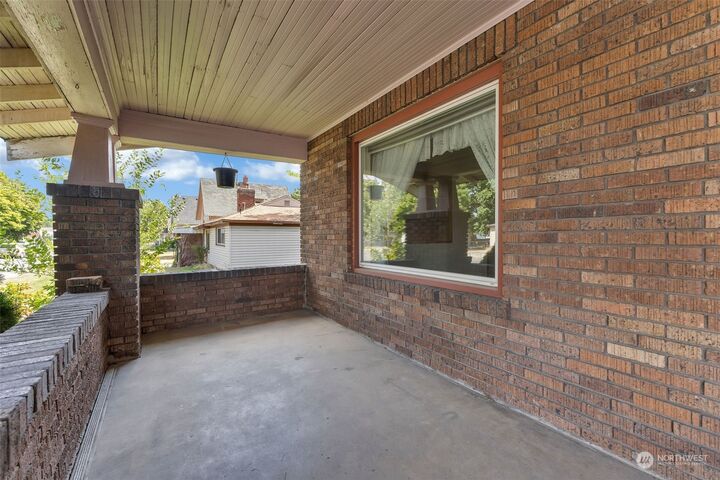 Property Photo:  2114 E Empire Avenue  WA 99207 