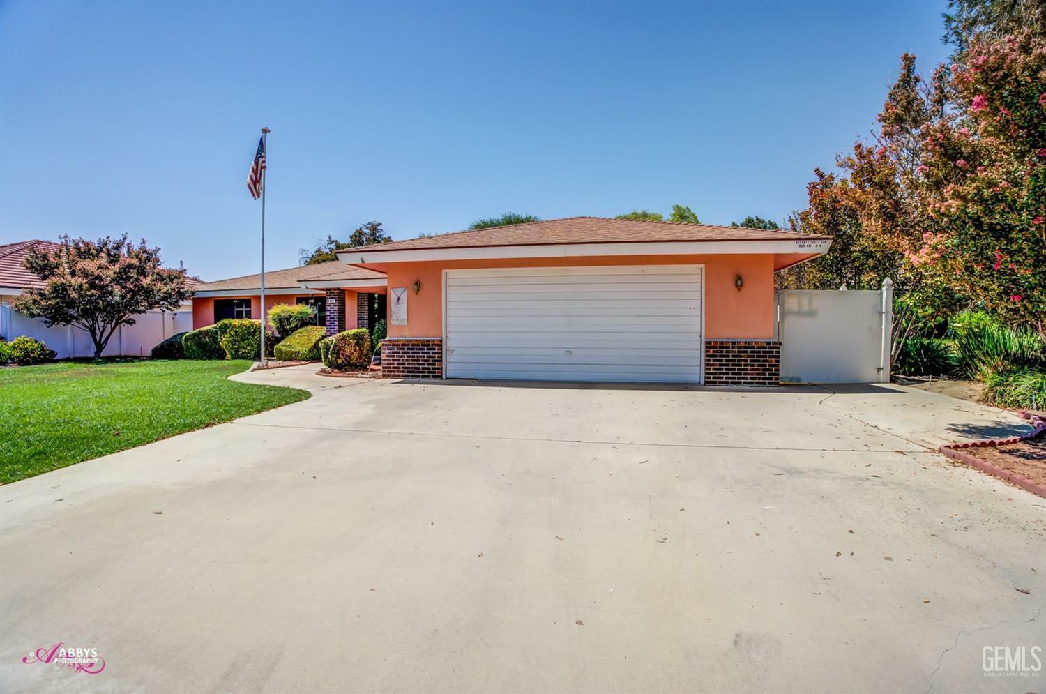 Property Photo:  6405 Gina Court  CA 93308 