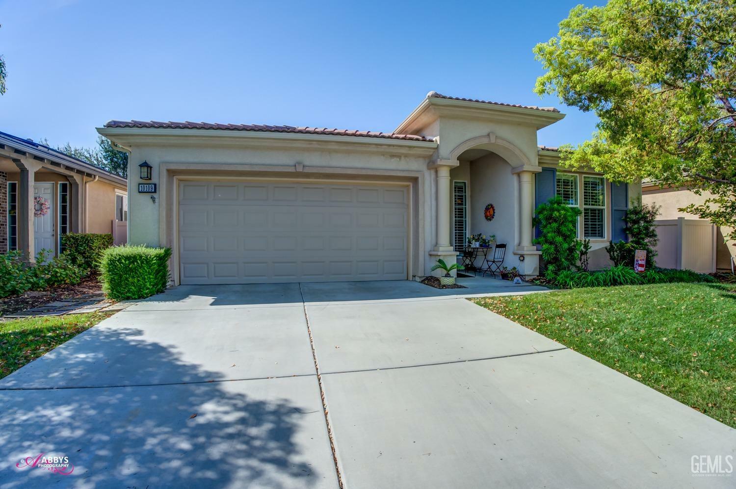 Property Photo:  10109 Besancon Way  CA 93306 