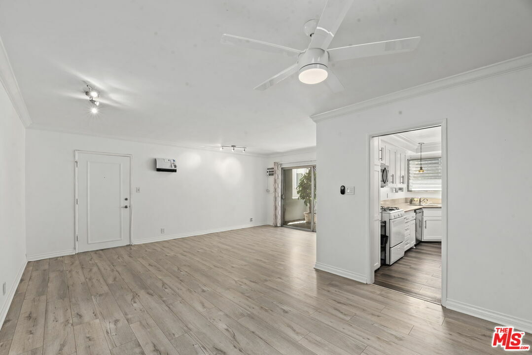 Property Photo:  332  S Elm Dr 6  CA 90212 