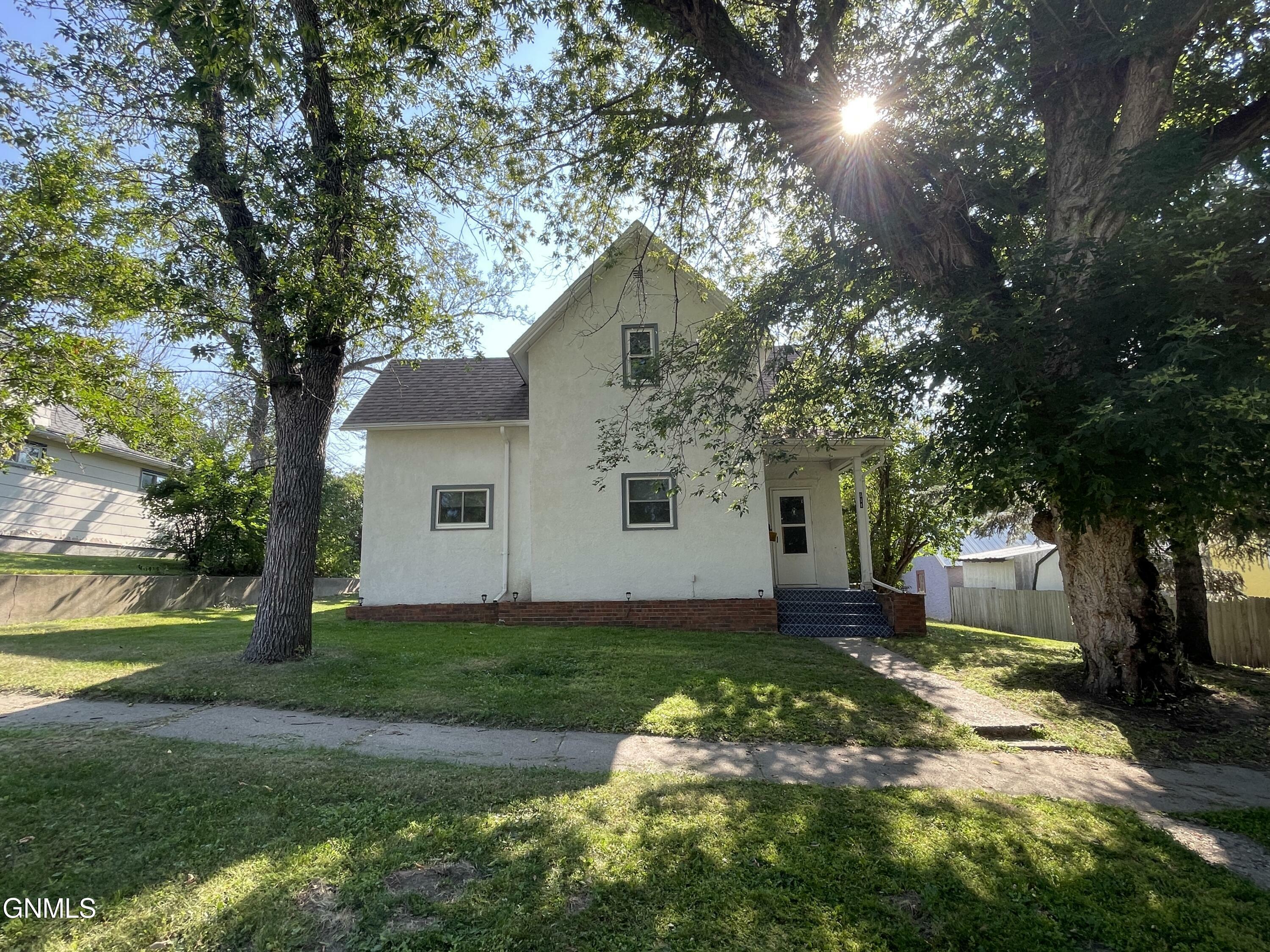 Property Photo:  611 3rd Avenue SW  ND 58401 