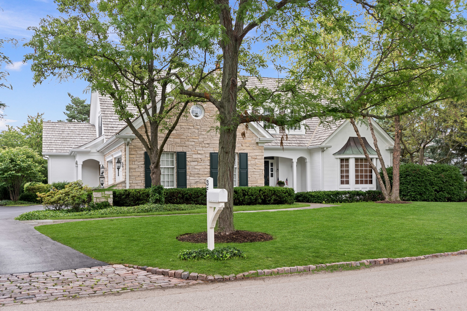 Property Photo: 355 Edgefield Lane IL 60045