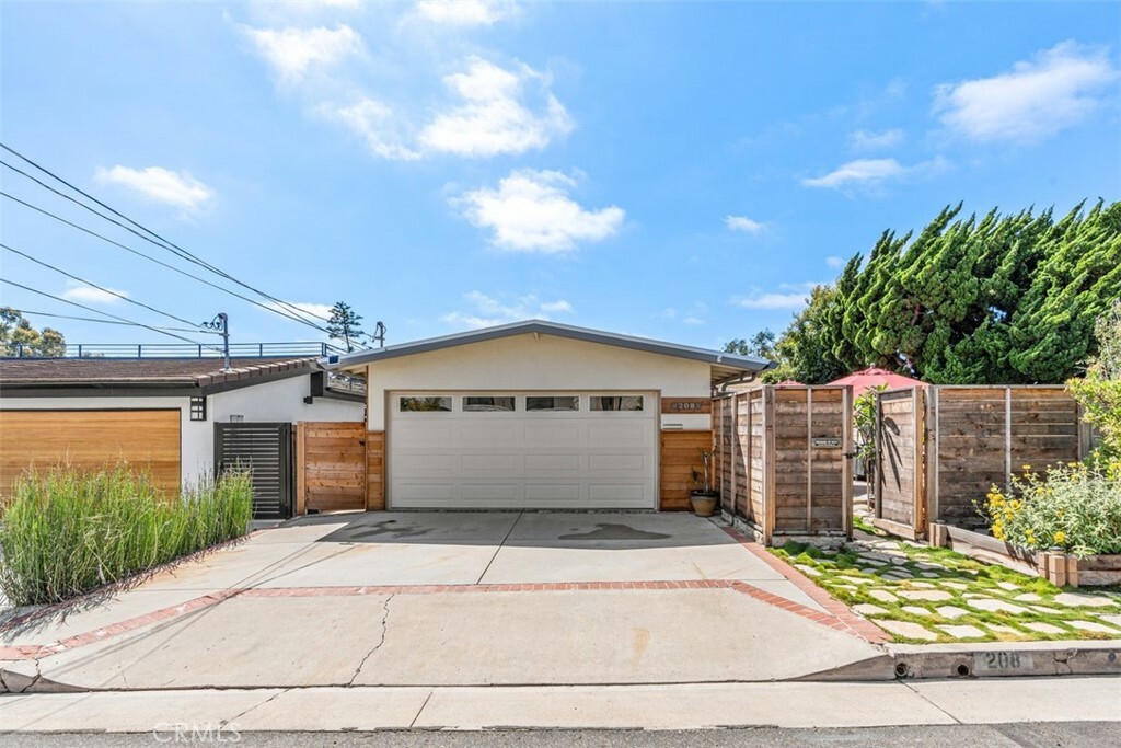 Property Photo:  208 W Avenida San Antonio  CA 92672 