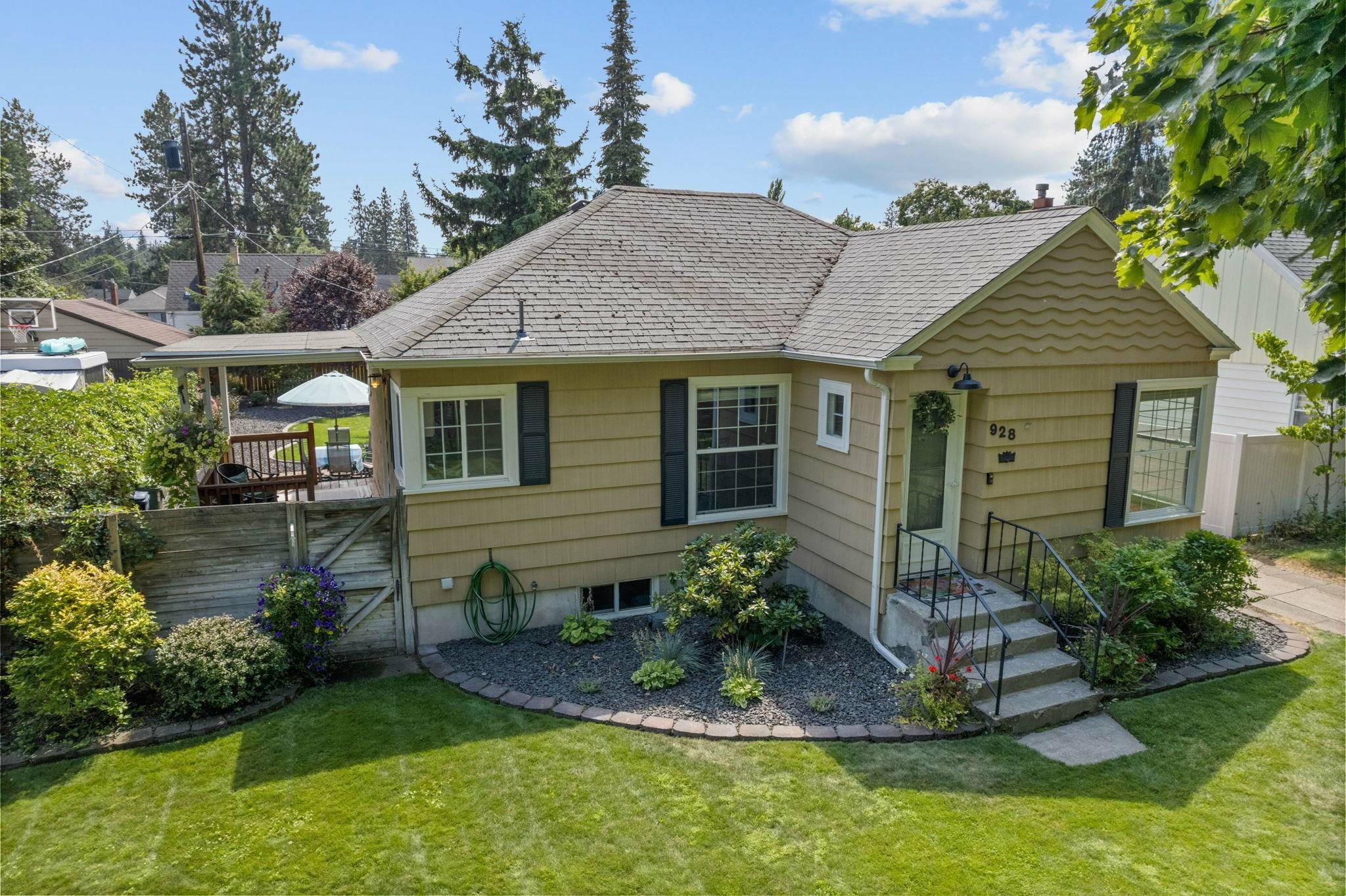 Property Photo:  928 E 40th Ave  WA 99203 