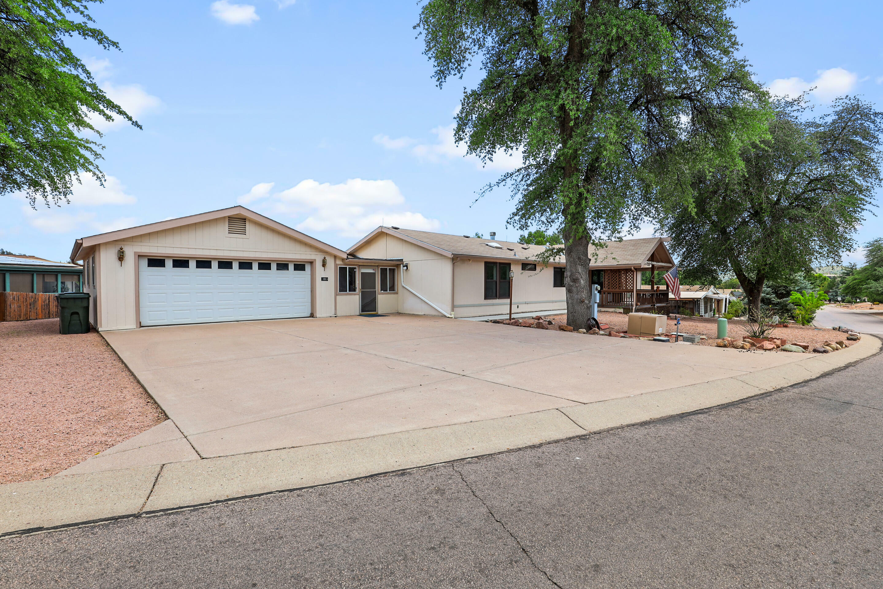 Property Photo: 101 N Lakeshore Road AZ 85541
